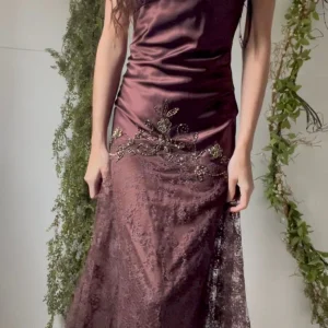 Vintage Purple Evening Dress with Elegant Flower Accents and Details