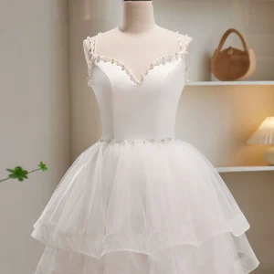 Jolie robe de soirée courte blanche à plusieurs niveaux, robe formelle