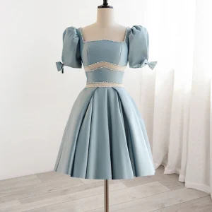 Jolie robe de soirée courte en satin bleu clair à col carré
