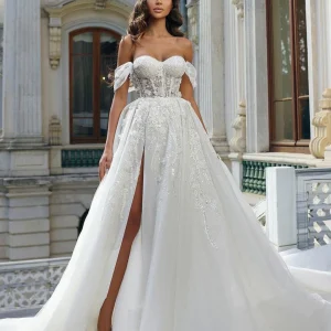 Elegant A-Line Wedding Dress with Sweetheart Neckline and Lace Appliques