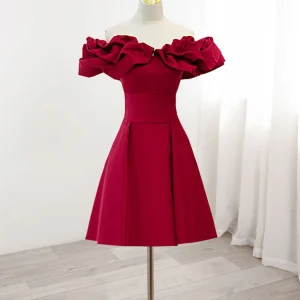 Jolie robe de soirée courte bordeaux à épaules dénudées