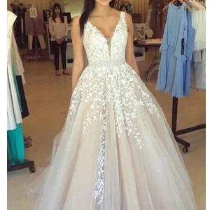 Belle robe de bal longue occasion en tulle et dentelle avec des appliques plongeantes et col en V