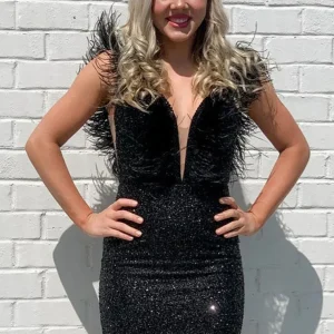 Robe de soirée moulante noire à paillettes et plumes dans le dos