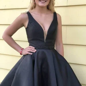 Robe de bal courte en satin noire à décolleté en V et taille perlée