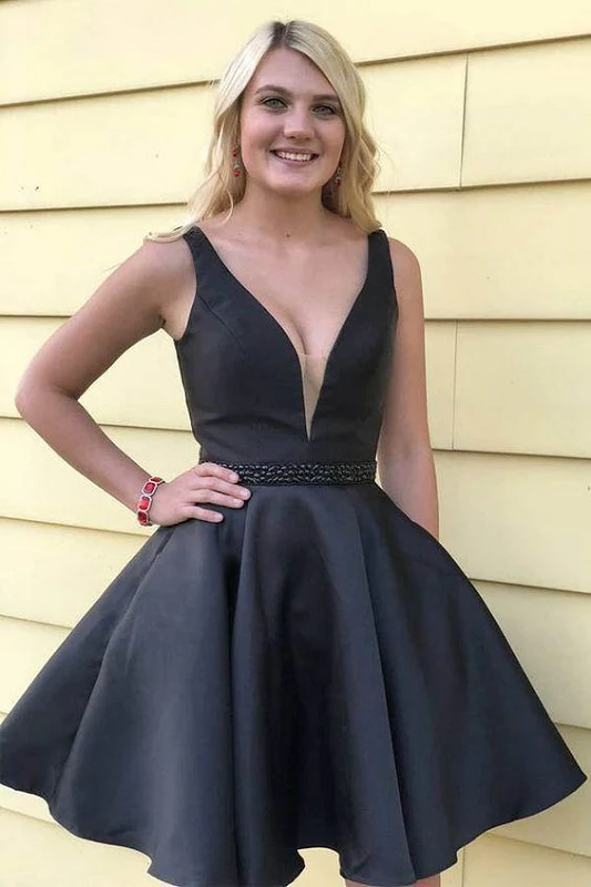 Robe de bal courte en satin noire à décolleté en V et taille perlée