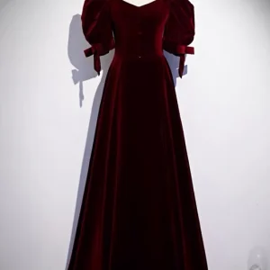Robe de bal en velours bordeaux avec manches à bulles