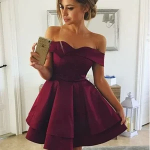 Mini robe de soirée bordeaux à épaules dénudées avec jupe double épaisseur