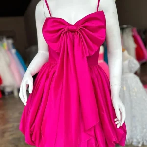 Jolie robe de soirée courte rose vif avec nœud sur le devant