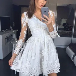 Jolie robe de bal courte en dentelle blanche avec manches | robes formelles de 8e année