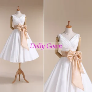 Robe de mariée Rockabilly à col en V style années 50 avec ceinture d'attente champagne pour mariées plus âgées
