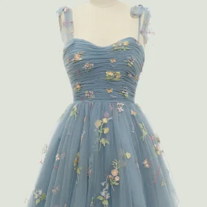 Robe de soirée courte brodée de fleurs bleu poussiéreux