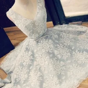 Robe de soirée courte en dentelle bleu pâle à col en V