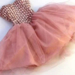 Robe de bal courte avec haut en perles et strass rose poussiéreux pour adolescente