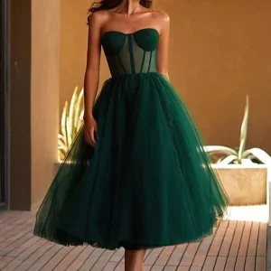 Robe mi-longue formelle en tulle vert émeraude avec haut corset