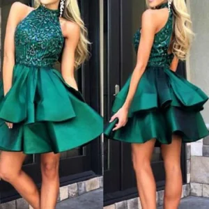 Robe de bal courte avec haut en perles vert émeraude et dos ouvert pour étudiant de première année