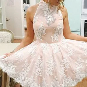 Robe de mariée courte en dentelle rose perle à col licou Robe de bal courte en dentelle