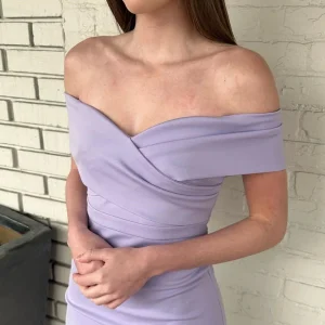 Robe de soirée moulante lilas à épaules dénudées