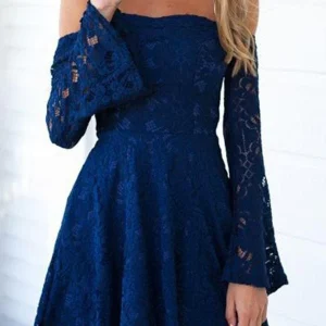 Robe de bal courte en dentelle bleu marine à épaules dénudées avec manches | Robe en dentelle semi-formelle