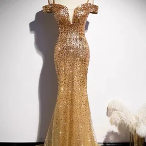 Robe de bal à paillettes dorées, épaules dénudées, coupe ajustée
