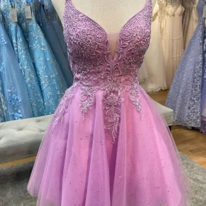 Robe de soirée en tulle rose à décolleté en V plongeant