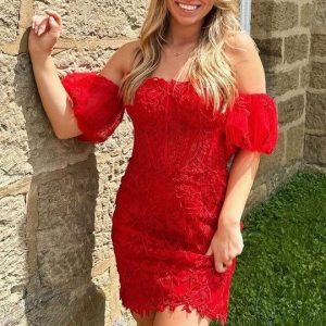 Robe de soirée courte moulante en dentelle à épaules dénudées Red Buble