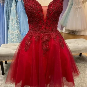 Robe de soirée rouge décolleté en V avec haut en dentelle
