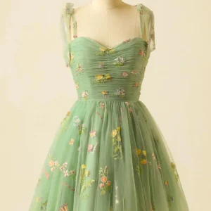 Robe de soirée courte brodée de fleurs vert sauge