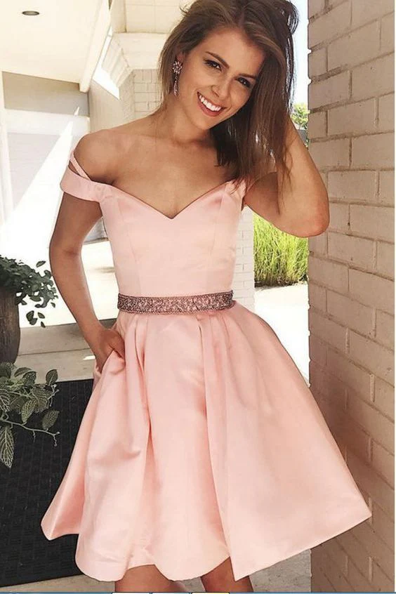 Robe de bal courte rose blush, épaules dénudées, avec taille perlée