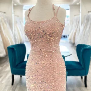 Robe de soirée courte et serrée à paillettes rose blush