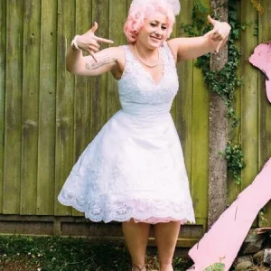 Col en V dentelle Appliques courte robe de mariée de style campagnard vintage