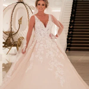 Elegant A-Line Deep V-Neck Spaghetti Strap Floor-Length Backless Wedding Gown with Lace Appliques
