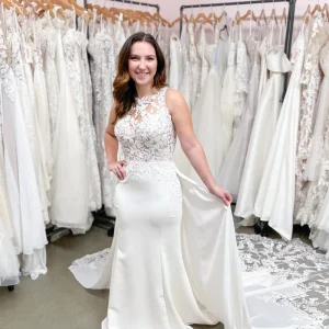 Charming Bateau Floor-Length Mermaid Wedding Dress with Exquisite Lace Appliques